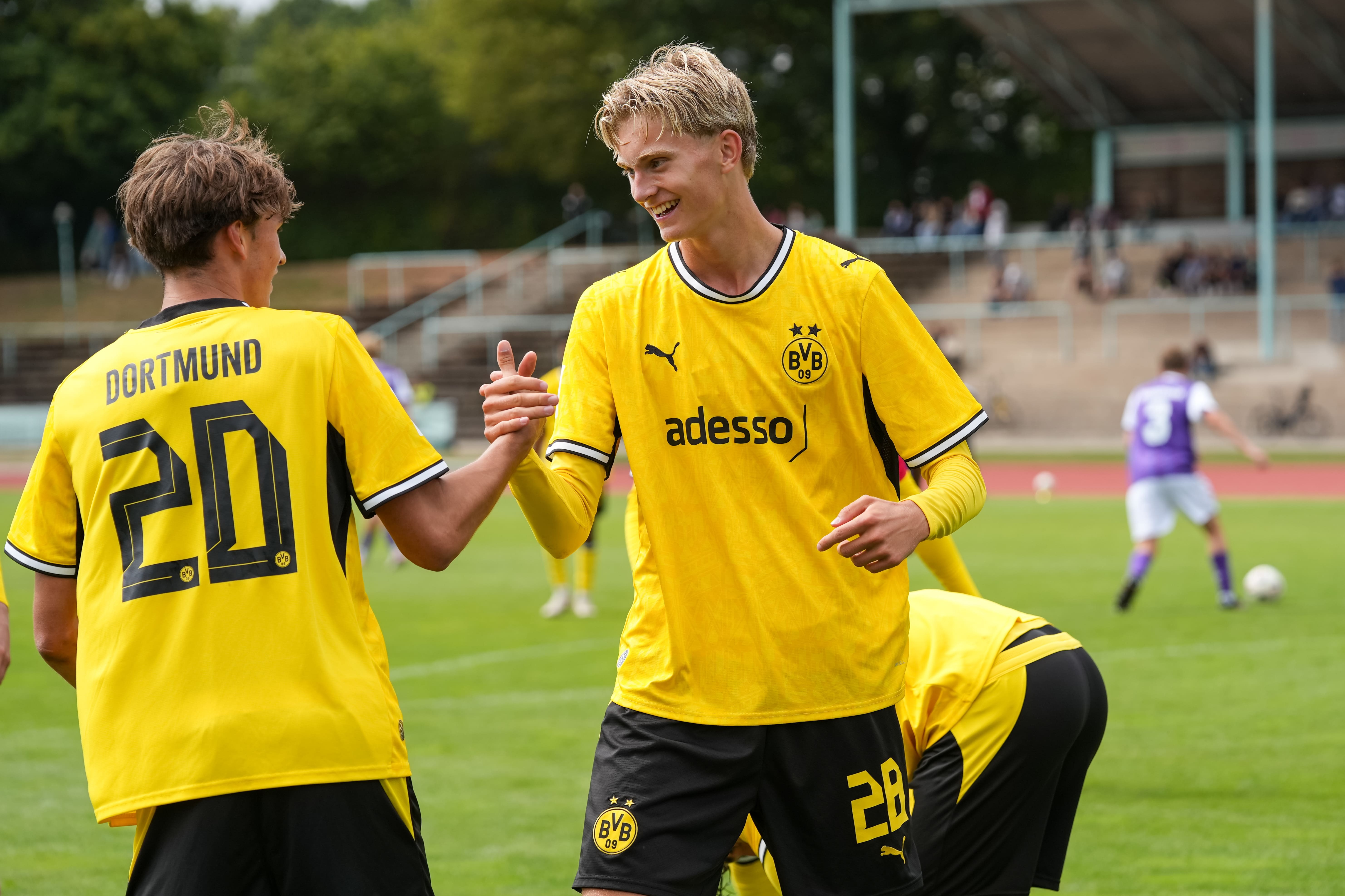Torschütze Bjarki Gardasson klatscht mit Luis Alaze ab.