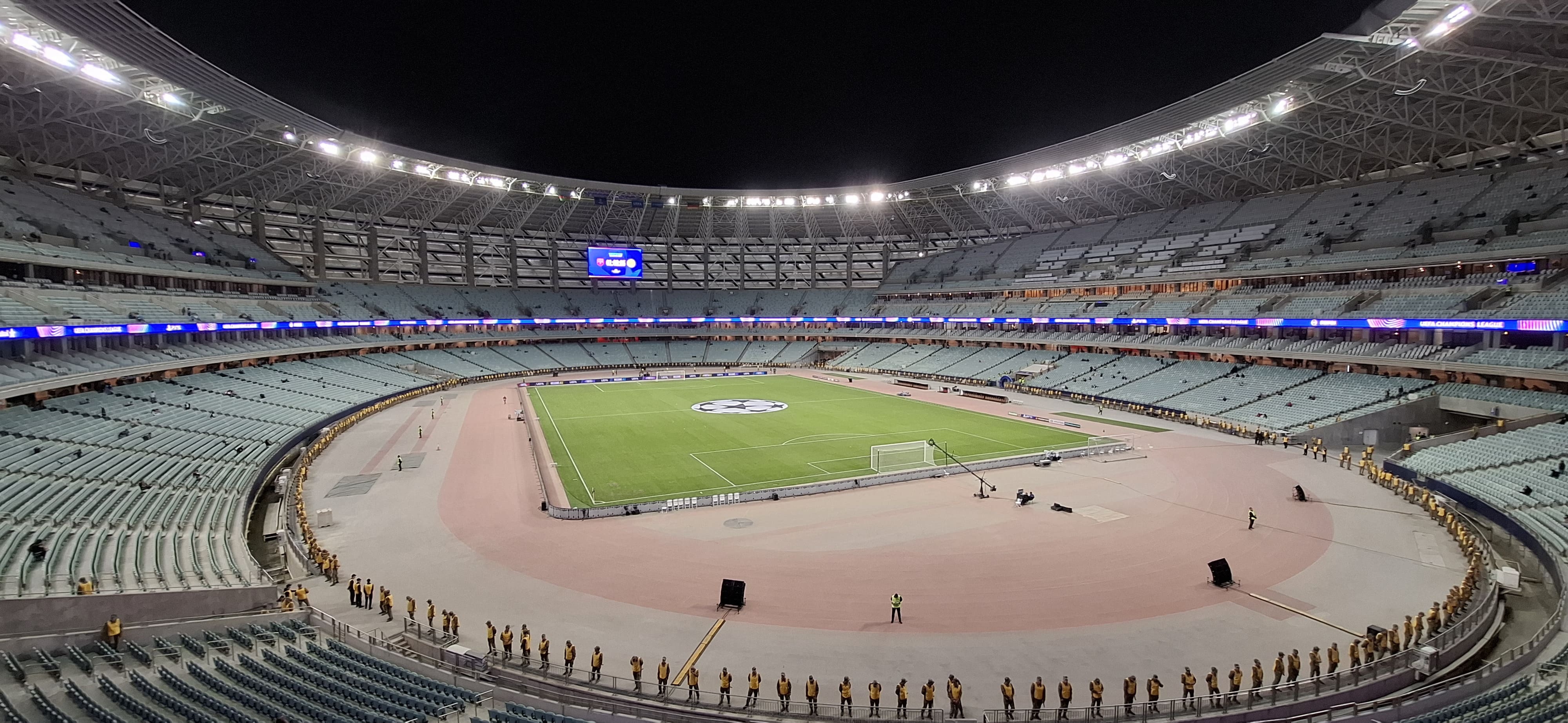 Im großen Nationalstadion von Baku stehen die Soldaten der Volksarmee, am Rand der Tribünen und schirmen das Spielfeld ab.