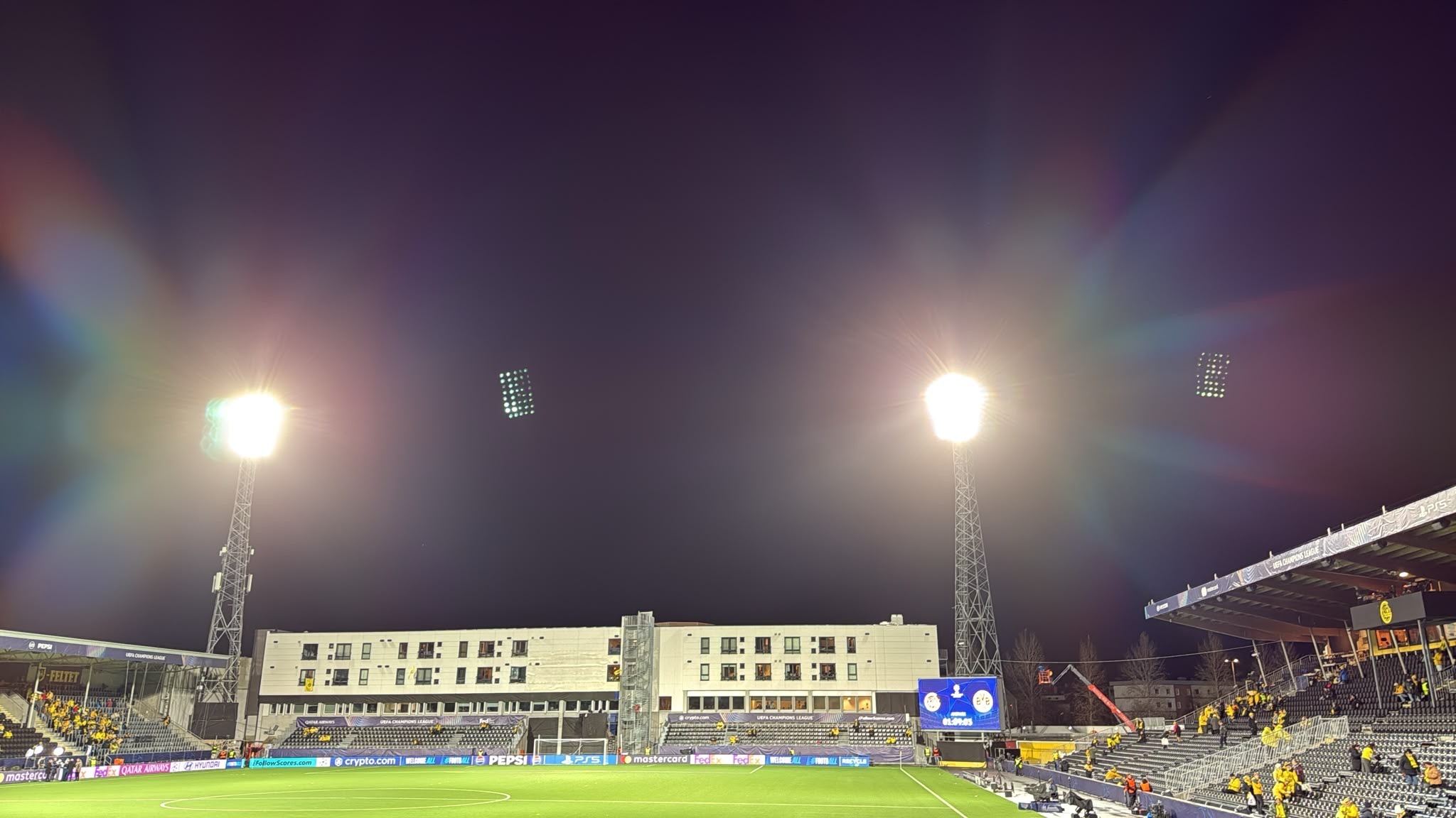 Blick vom Gästeblock auf das Stadion