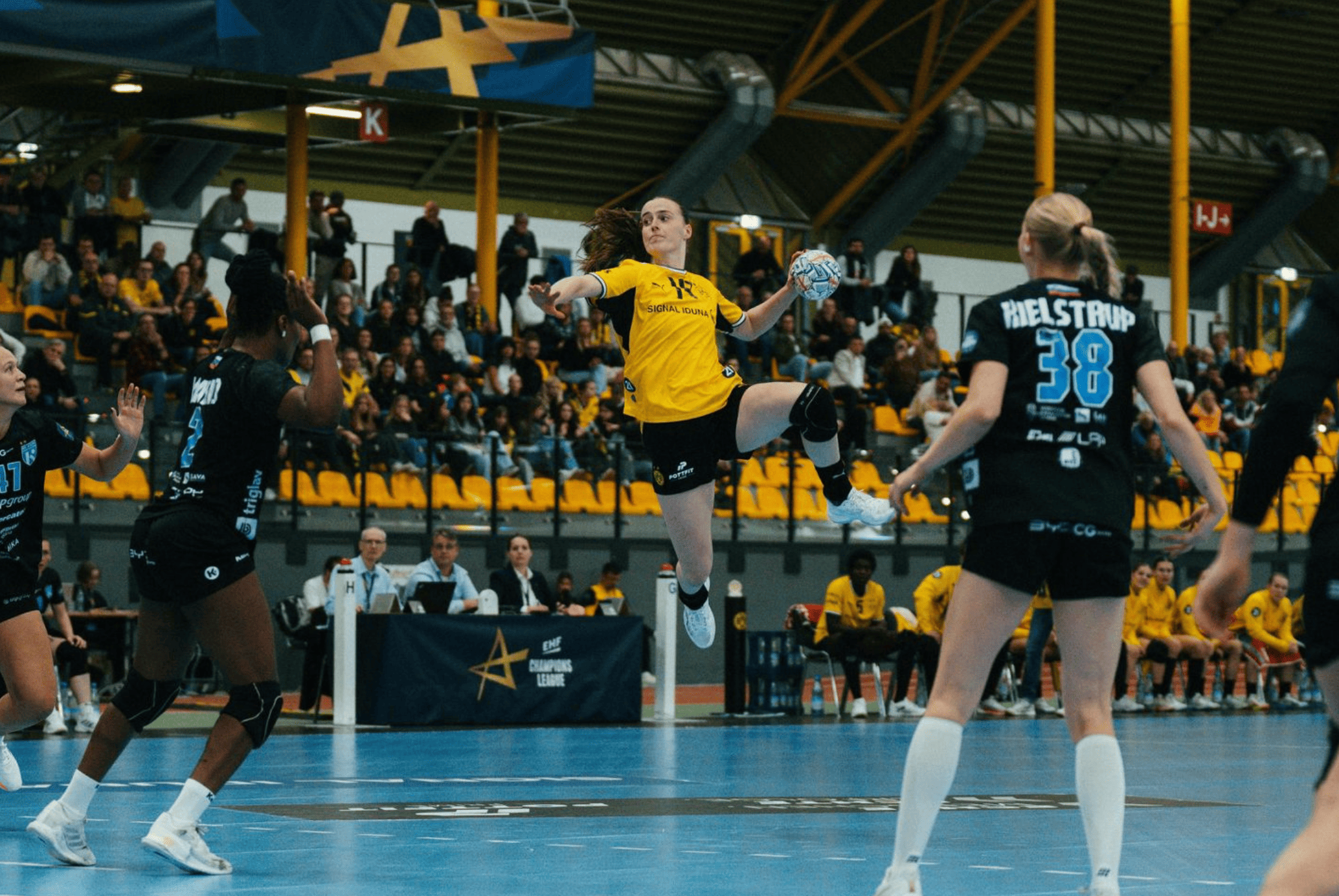 Alieke Van Maurik springt mit dem Ball in der linken Hand, vor der Verteidigung von Krim hoch.