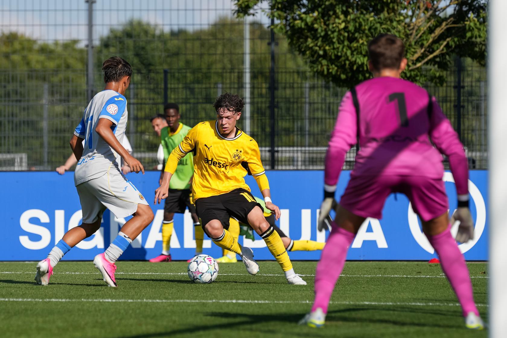 Der Dortmunder Spieler Justin Hoy geht gegen seinen Gegenspieler ins Dribbling.
