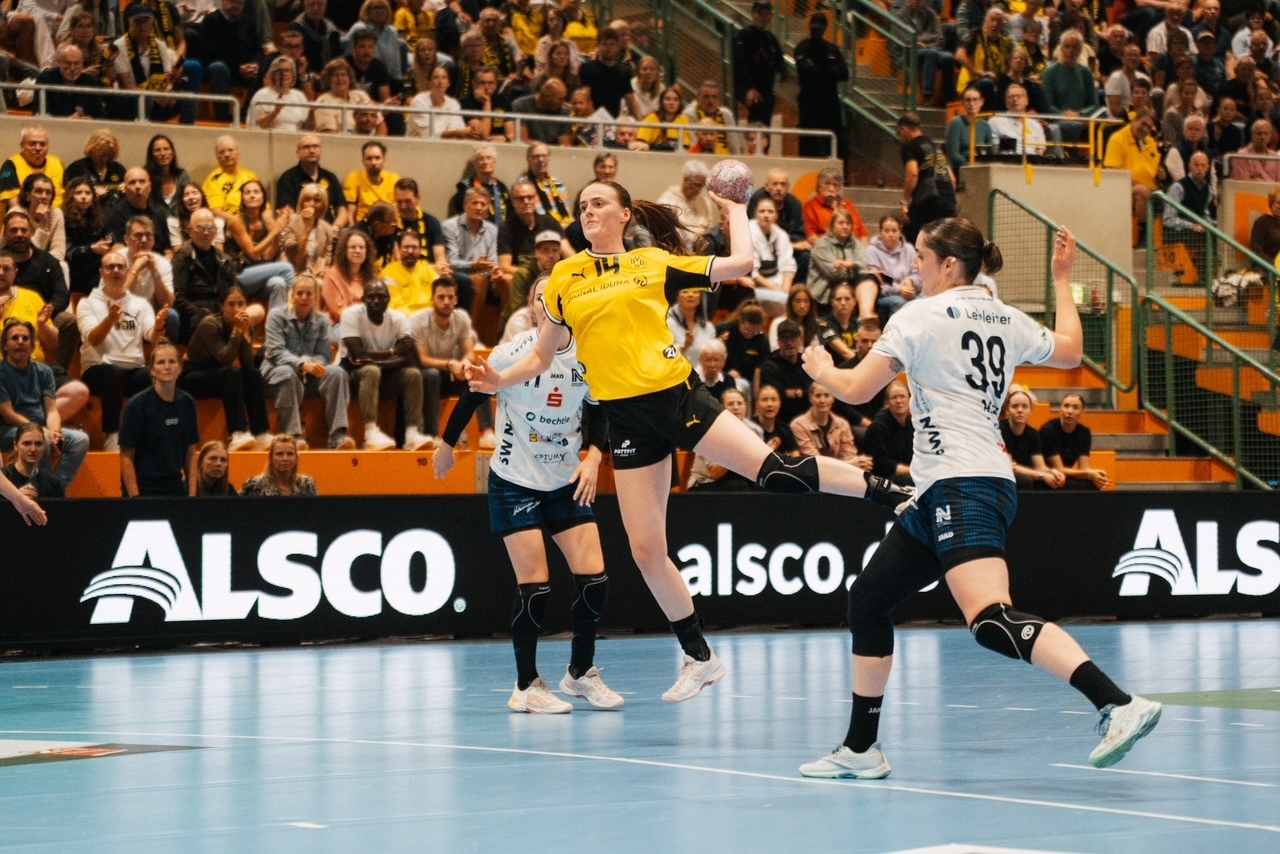 Spielszene Handball mit Alieke van Maurik am Kreis beim Sprungwurf