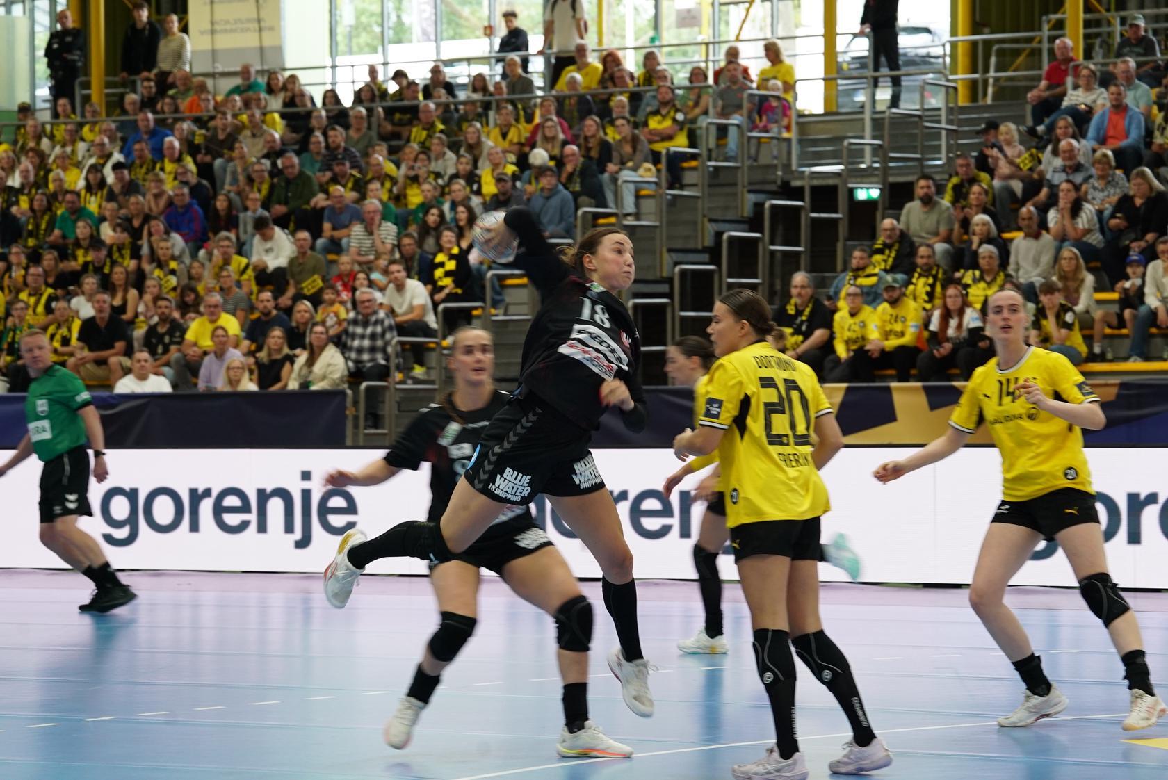 Spielszene Handball. Sprungwurf der Nr.18 von Esbjerg. Freriks und van Maurik können nur zuschauen.
