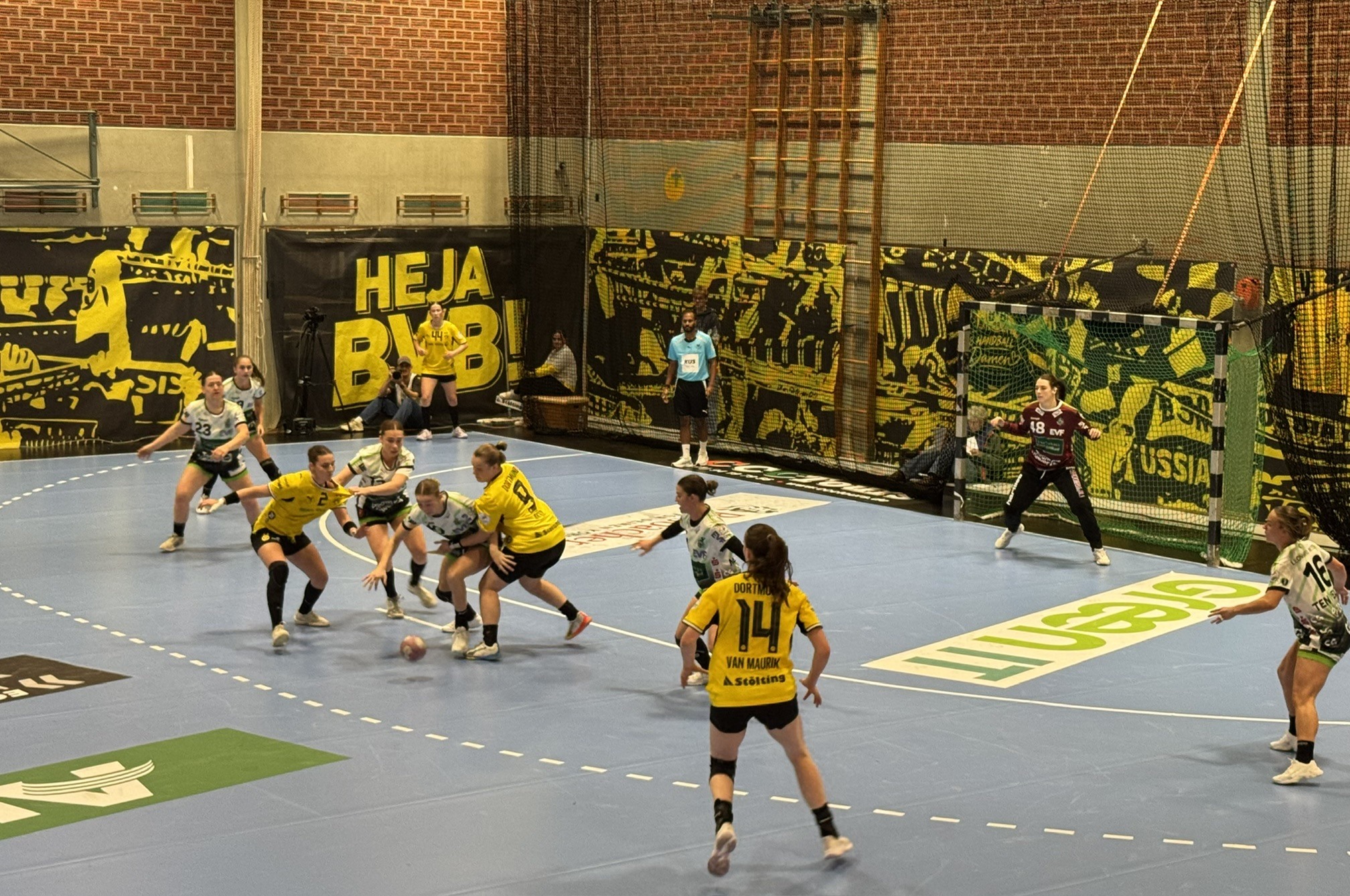 Mehrere Spielerinnen kämpfen um den am Boden liegenden Ball