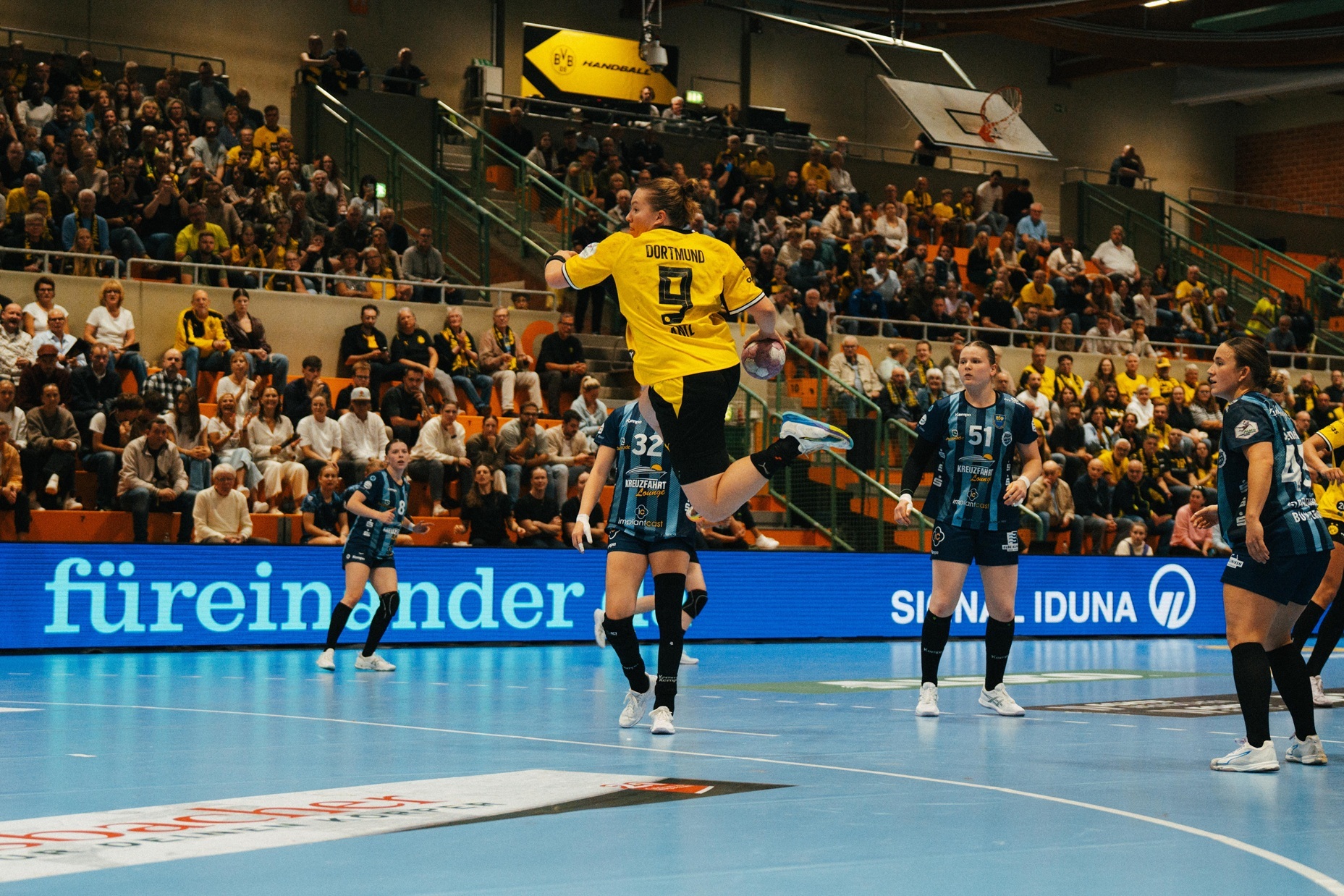 Man sieht Lisa Antl beim Sprungwurf. Der Ball befindet sich in ihrer rechten Hand.