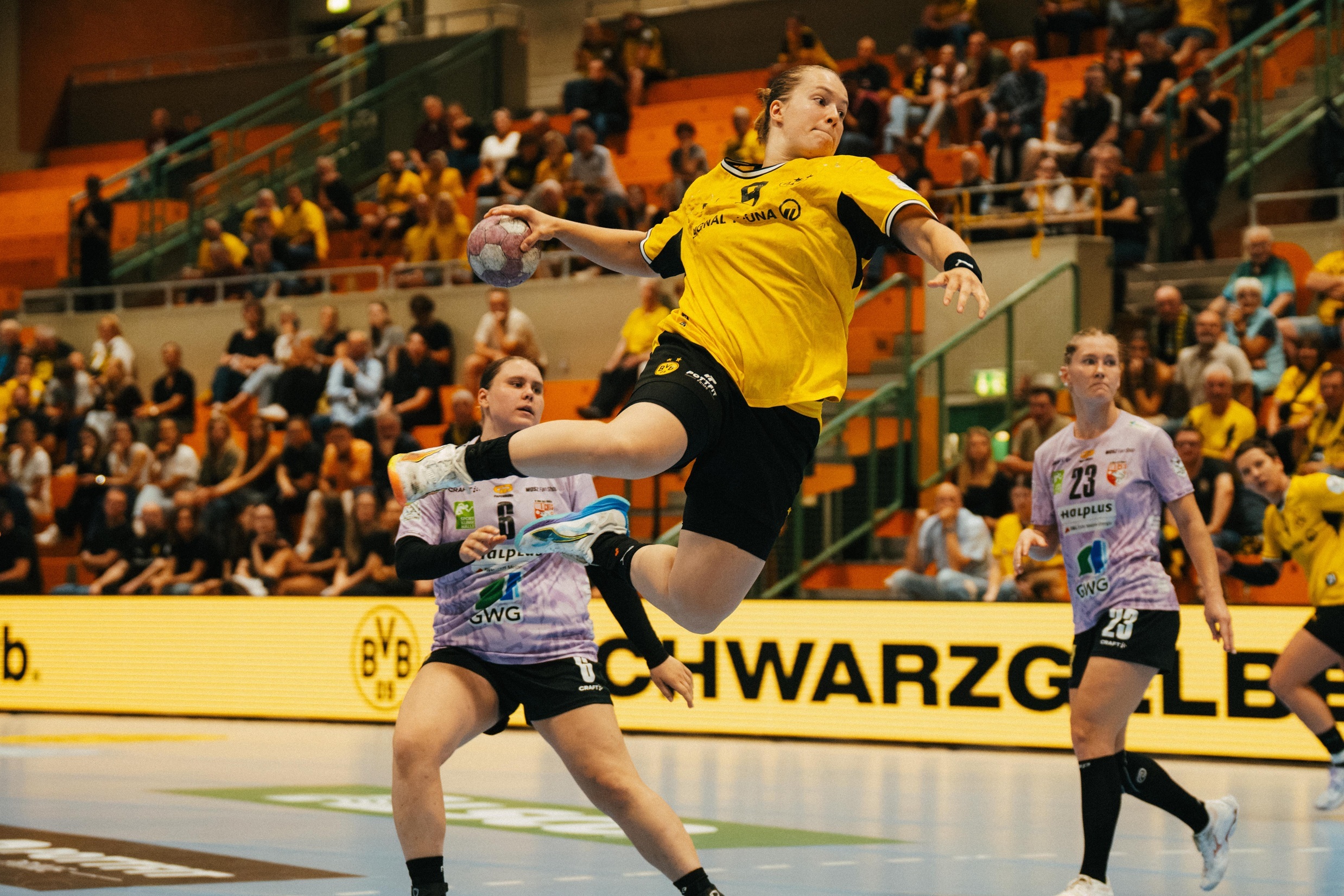 Man sieht Lisa Antl beim Sprungwurf. Der Ball ist in ihrer rechten Hand. Der Blick ist fokussiert.