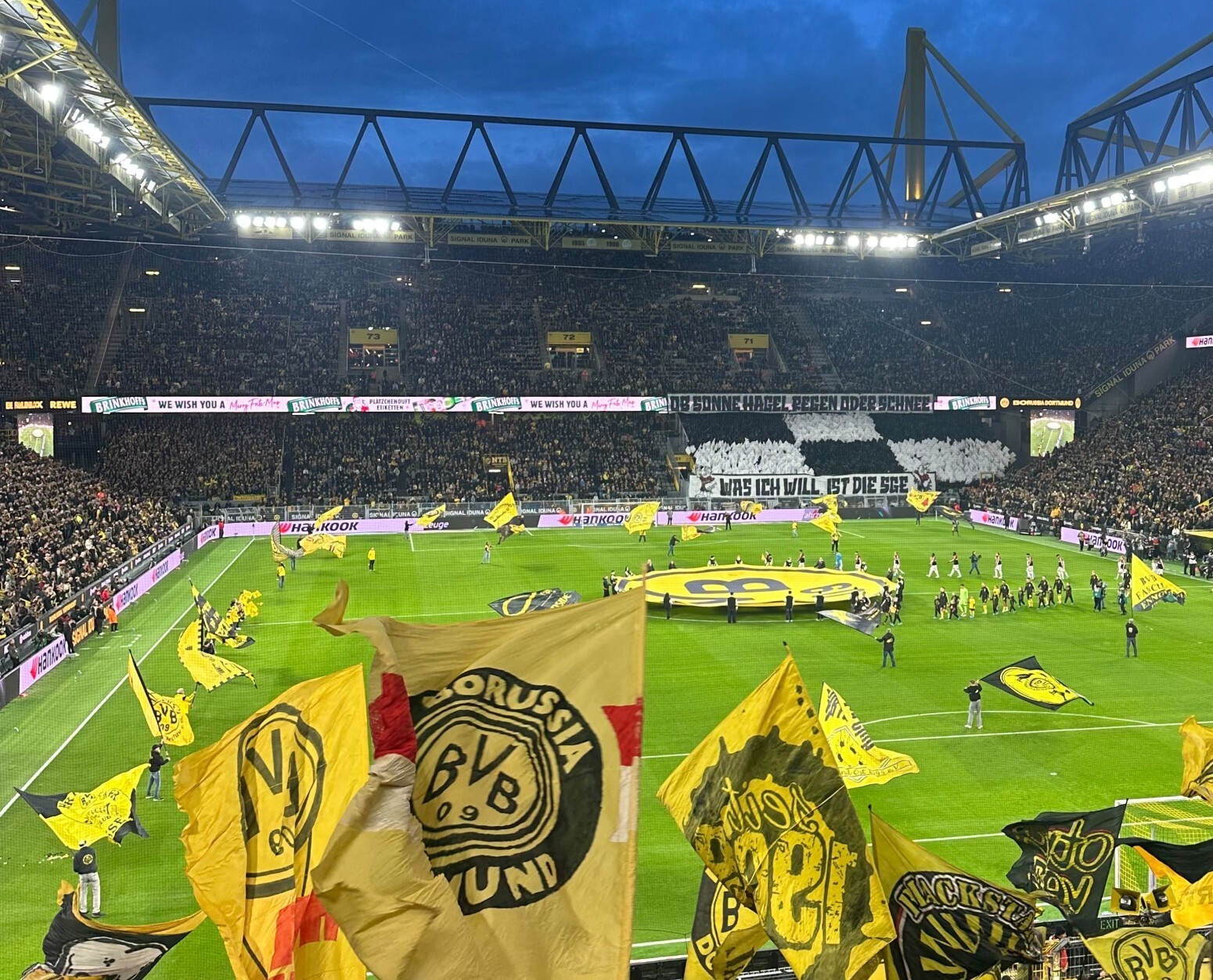 Vor Spielbeginn ist von der Südtribüne aus die Chroreografie der Gästefans aus Frankfurt zu sehen