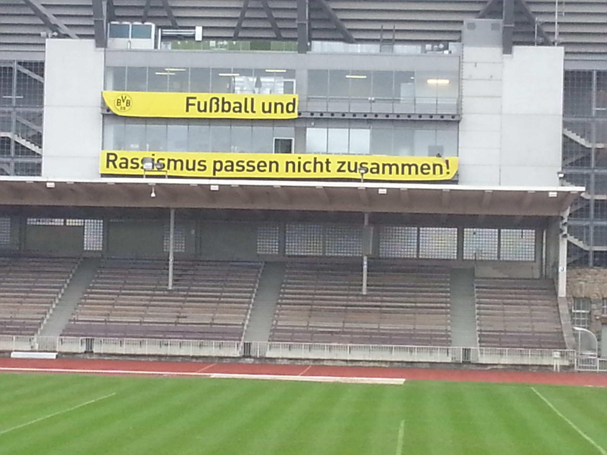 Enttäuschende Polizeitaktik: Nazis im Schatten des Westfalenstadions