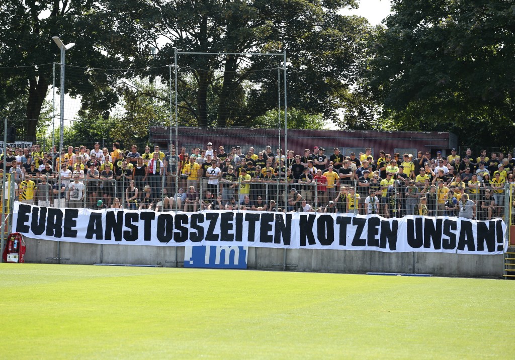Protest der BVB-Fans beim Amasspiel in Düsseldorf - auf einem Montag
