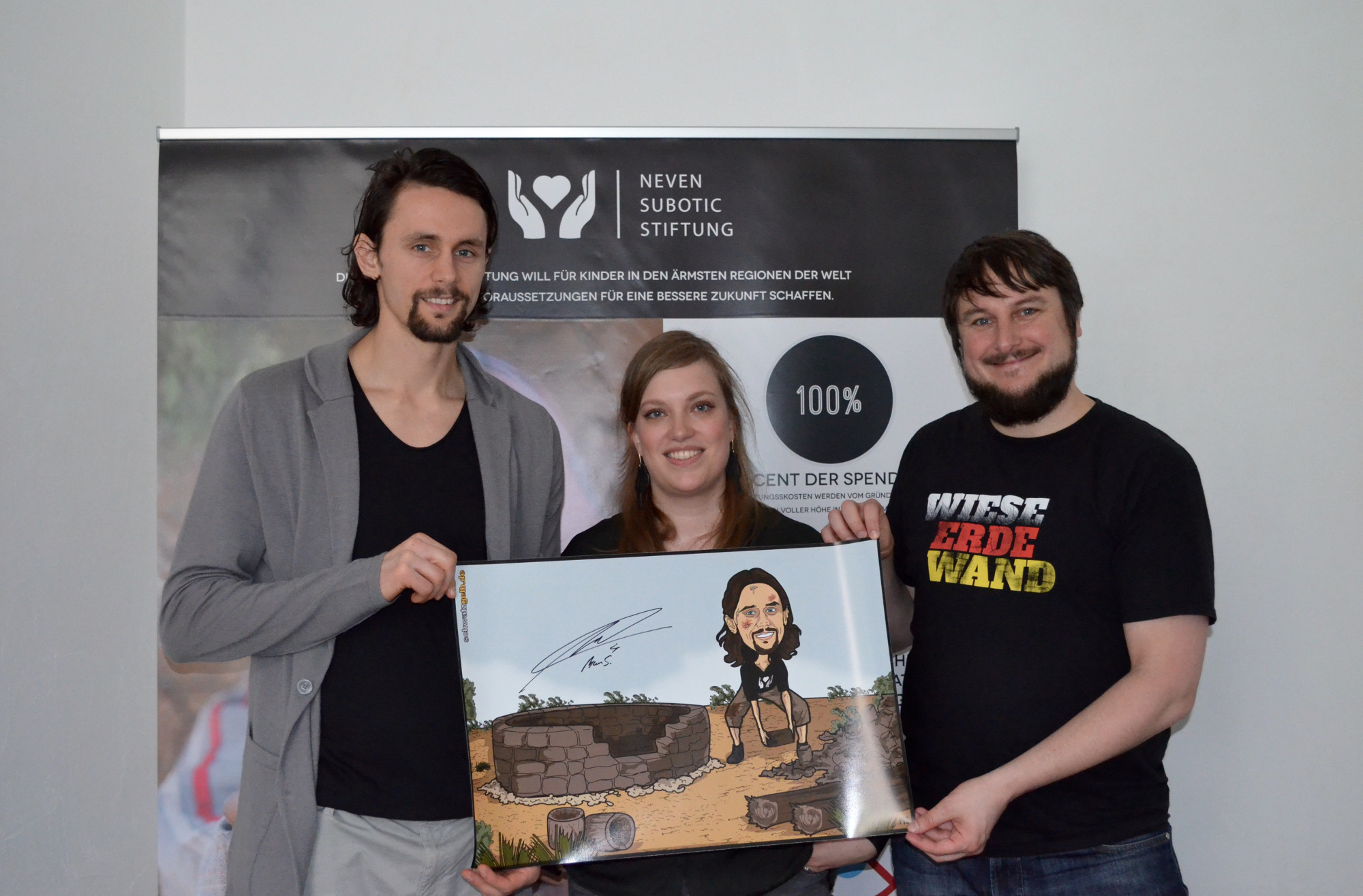 Neven übergibt das Poster an Annika
