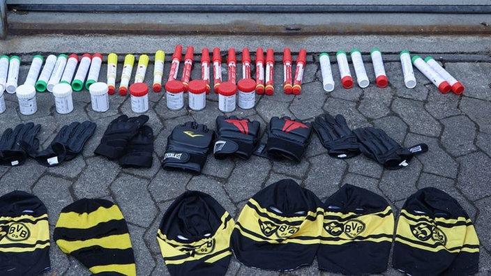 Diese Gegenstände fand die Polizei bei der Durchsuchung des Busses nach Darmstadt (Quelle: Polizei Hessen)