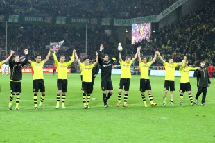 Die Siegerwelle vor der Südtribüne