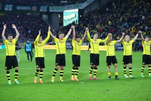 Die Mannschaft macht nach Abpfiff die Welle vor der Südtribüne.