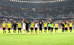 Die Siegerwelle nach Abpfiff