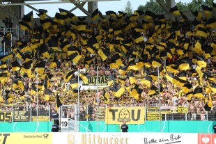 Fahnenchaos im Gästeblock