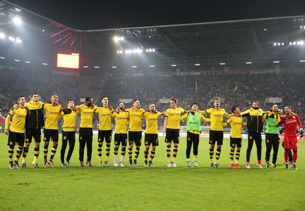 Borussia hat den Jingle Bells - klarer Sieg im Achtelfinale zu Augsburg