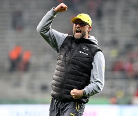 Erleichterung auch bei Jürgen Klopp nach Abpfiff vor der Fankurve Erleichterung auch bei Jürgen Klopp nach Abpfiff vor der Fankurve