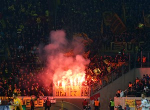 Mit Anpfiff leuchtete der Gästeblock noch kurz