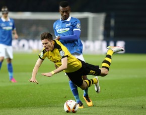 Julian Weigl hat in dieser Szene das Nachsehen gegen Kalou