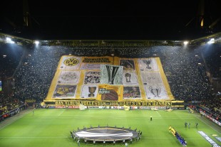 Tolle Choreografie von THE UNITY zum Einlaufen der Spieler auf der Südtribüne