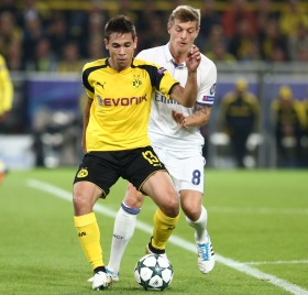 Guerreiro und Kroos im Zweikampf