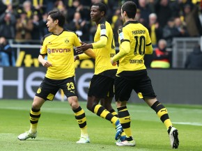 Adrian Ramos bejubelt das 2-0 mit Shinji und Micki