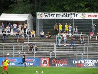 Parallelansetzung: Immerhin ca. 50 Fans im Gästeblock Parallelansetzung: Immerhin ca. 50 Fans im Gästeblock