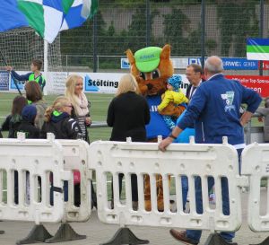 Albert das Eichhörnchen geht auf Tuchfühlung zu den jüngsten Fans des FC Kray