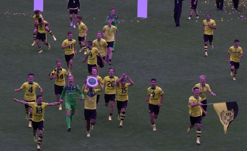 Da ist das Ding - Der BVB mit Meisterschale