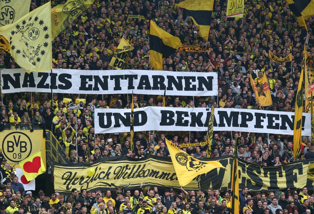 Spruchband auf der Südtribüne vor dem Spiel gegen Hannover 96
