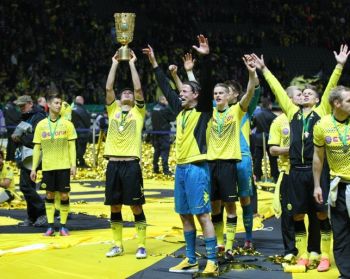 Kehl lifting the cup Kehl lifting the cup