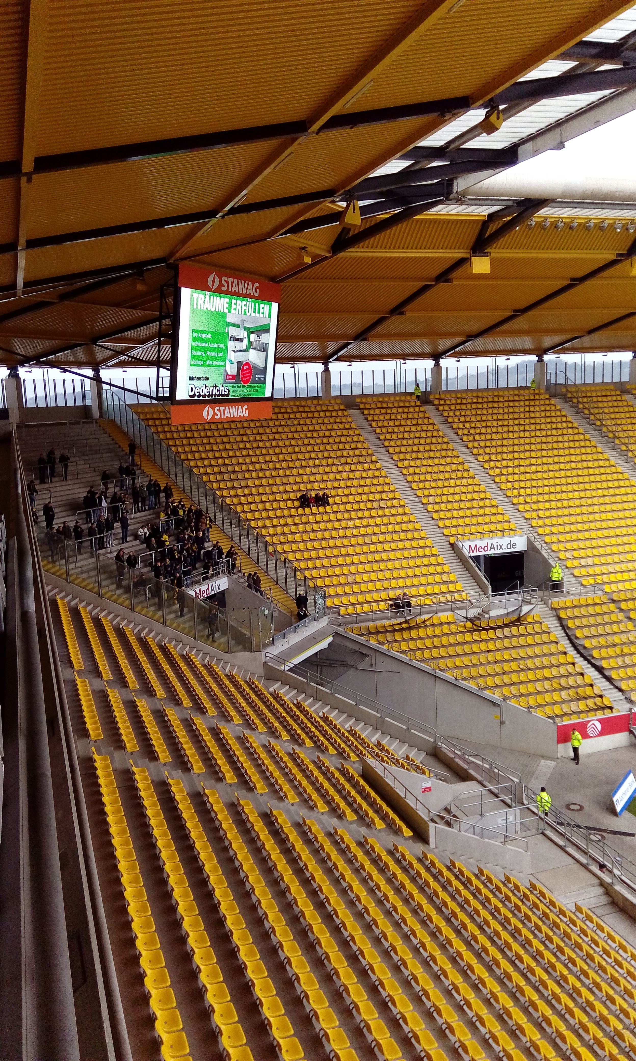 Ein paar dutzend BVB-Fans waren in Aachen dabei. Ein paar dutzend BVB-Fans waren in Aachen dabei.