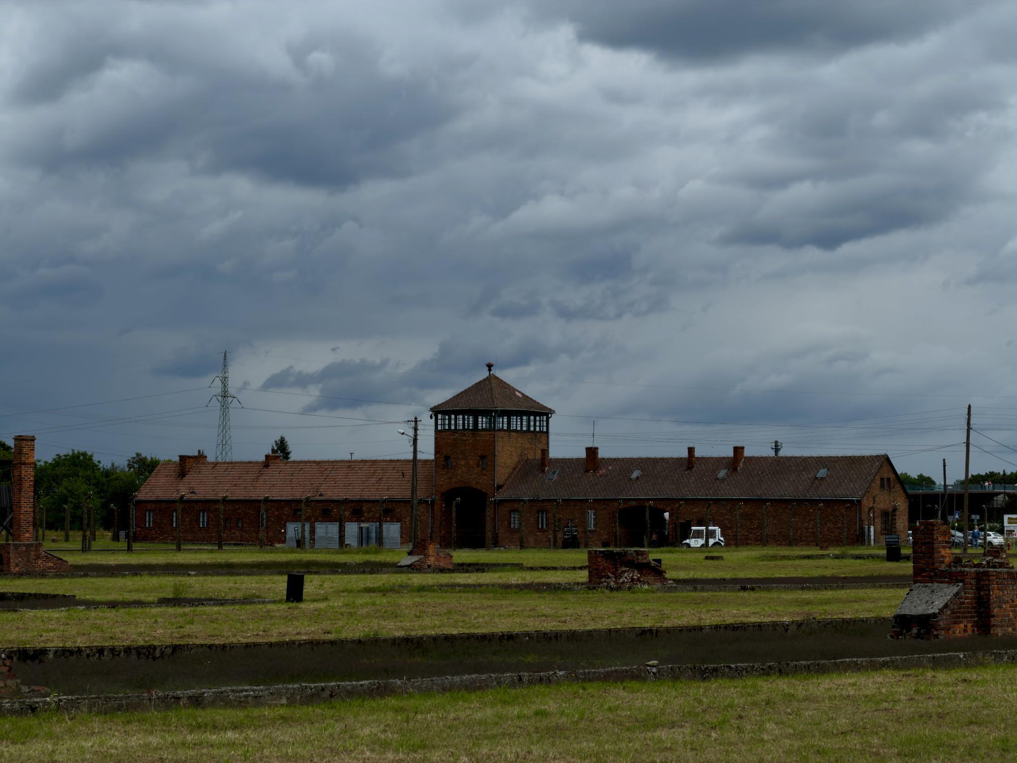 Foto der Zufahrt auf das Einfahrtstor im KZ Auschwitz-Birkenau
