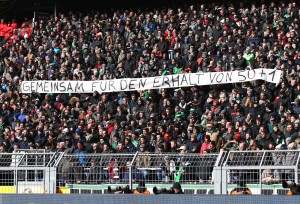Auch die Hannoveraner Fans zeigten ein Spruchband zum Thema 50+1