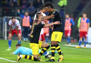 Torjubel zum 2:0: Andrey Yarmolenko und Torschütze Aubameyang