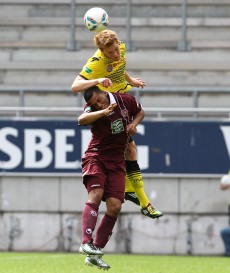 Halstenberg im Kopfballduell