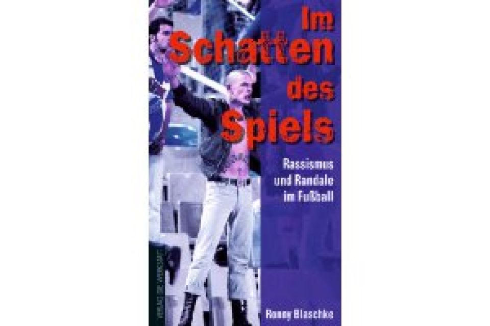 Im Schatten des Spiels: Rassismus und Randale im Fußball